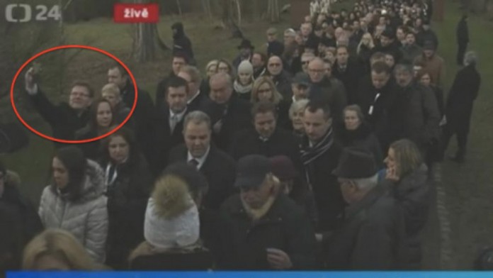 Český politik si robil selfie v koncentračnom tábore.