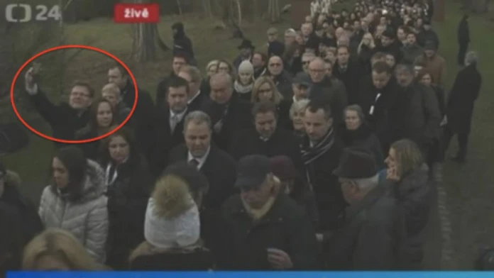 Český politik si robil selfie v koncentračnom tábore.