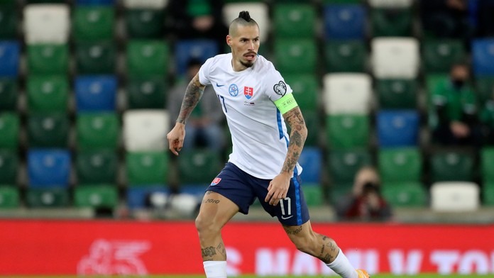 Ľubomír Šatka (v strede) vo finále play off EURO 2020 na pôde Severného Írska.