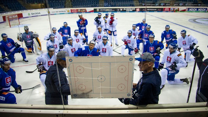 Tréner Craig Ramsay a jeho asisitent Róbert Petrovický. 