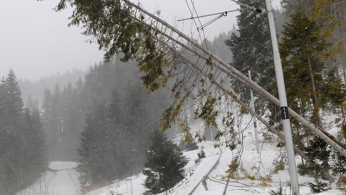 Zasnežené koľajnice.