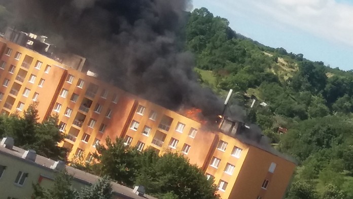 Na prešovskom sídlisku horí bytovka.