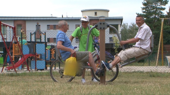 Cvičiaci dôchodcovia v Mestskom parku v Partizánskom.