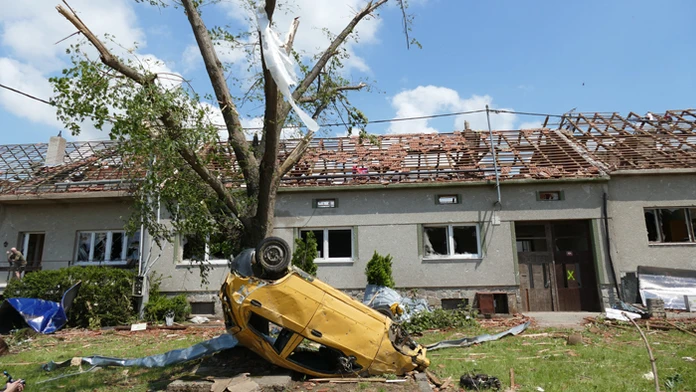 Materiálne škody po tornáde v obci Moravská Nová Ves v Juhomoravskom kraji (25. júna 2021)
