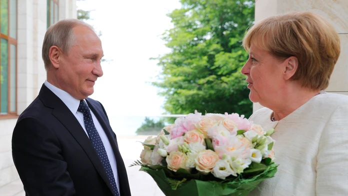 Takto privítal ruský prezident Angelu Merkelovú vo svojom sídle. 