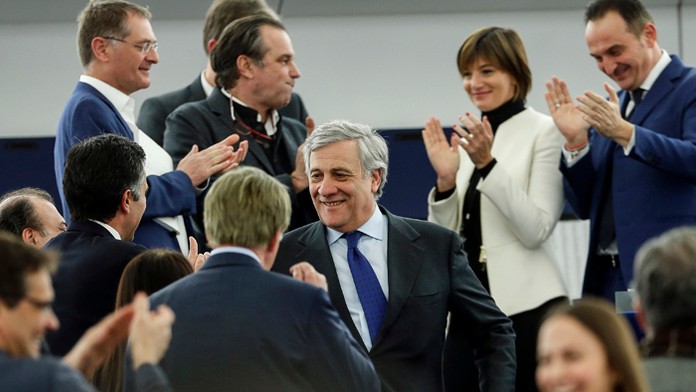 Členovia Európskeho parlamentu gratulujú Talianovi Antoniovi Tajanimu k zvoleniu za jeho predsedu.