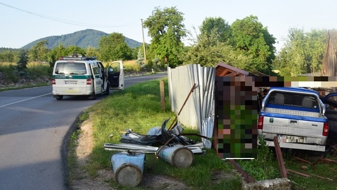 Krušná noc v Beluši. Opitý vodič prerazil autom plot a skončil v drevenom altánku