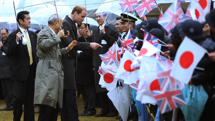 Britský princ Williamsa zdraví s miestnymi študentmi. 