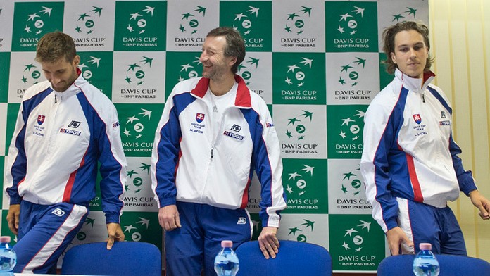 Na archívnej snímke z roku 2015 Martin Kližan, nehrajúci kapitán Miloš Mečíř a Lukáš Lacko.