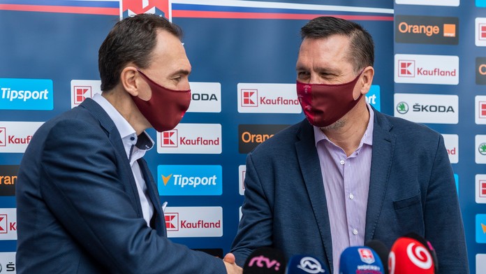 Zľava prezident SZĽH Miroslav Šatan a asistent generálneho manažéra a Oto Haščák.