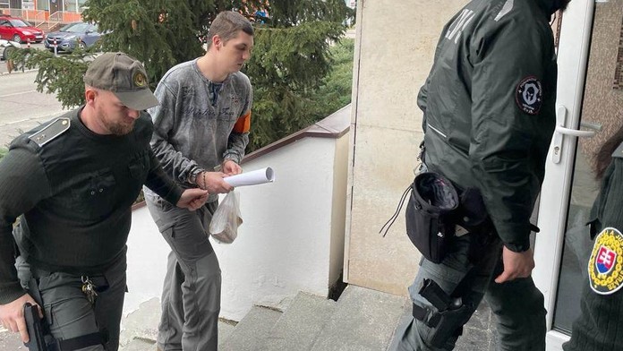 Najskôr ju požiadal o ruku, potom útočil sekerou. Pojednávanie s útočníkom z Lednických Rovní odložili