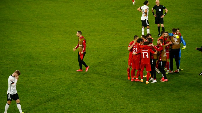 Hráči Severného Macedónska oslavujú triumf v kvalifikácii MS 2022 v Nemecku.
