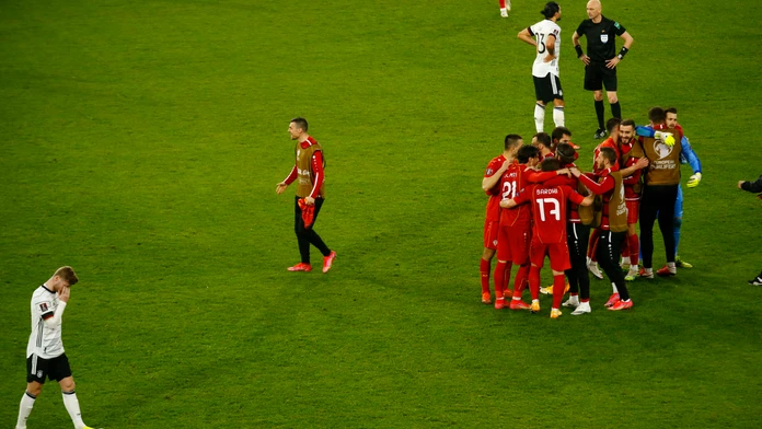 Hráči Severného Macedónska oslavujú triumf v kvalifikácii MS 2022 v Nemecku.