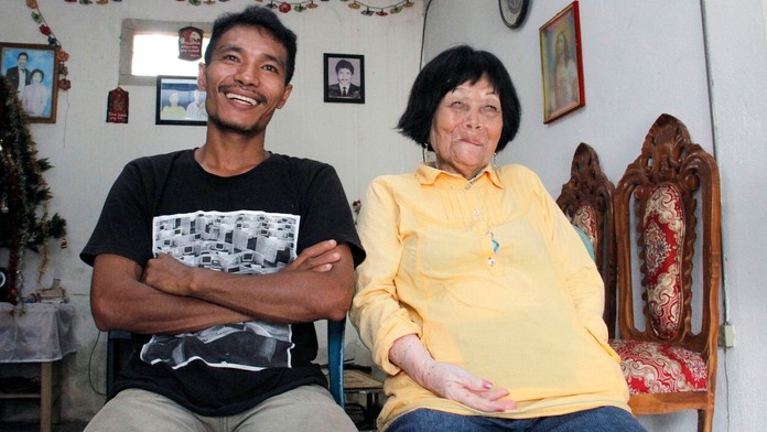 Zaľúbení mladomanželia.