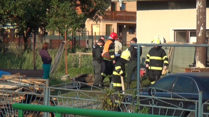 Hasiči zasahovali pri horiacom dome v Červenom Kameni.
