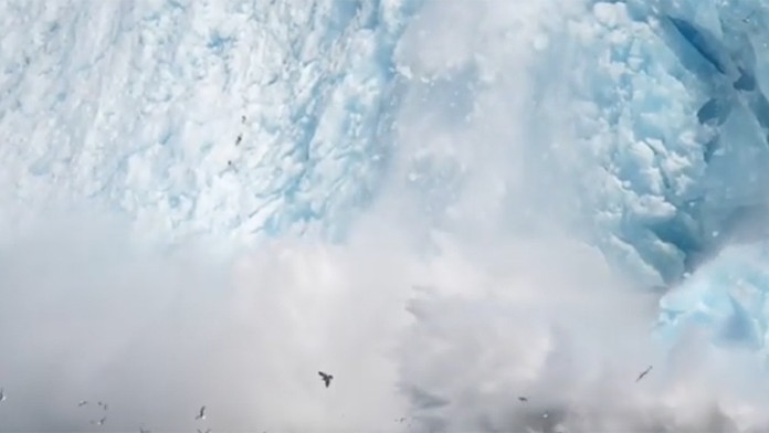 Špinavé sedadlá vo vlaku.