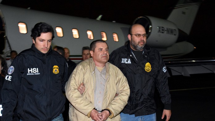 Mexická vláda oznámila, že vydala na trestné stíhanie do USA narkobaróna Joaquína El Chapa Guzmána.
