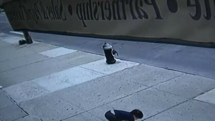 Chlapček prežil pád z 5. poschodia