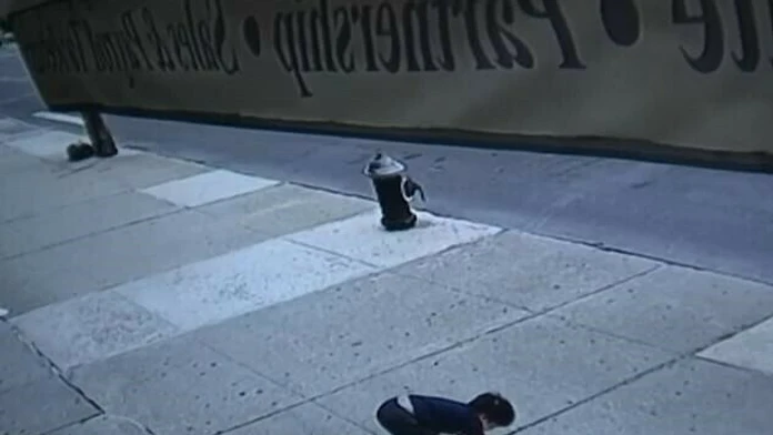 Chlapček prežil pád z 5. poschodia