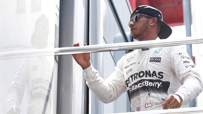 Britský jazdec Lewis Hamilton z Mercedesu po voľnom tréningu na VC Maďarska.