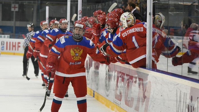 Radosť ruských hráčov do 18 rokov po góle vo štvrťfinále MS proti Slovensku.