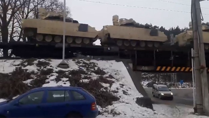 Cez Sabinov a Prešov presúvali Američania vojenskú techniku.