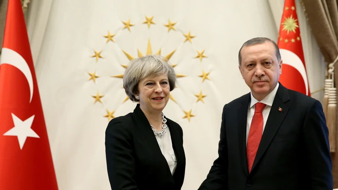 Turecký prezident Recep Tayyip Erdogan (vpravo) a britská premiérka Theresa Mayová