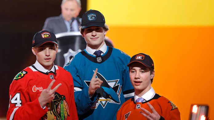 Na snímke útočník Macklin Celebrini (uprostred)