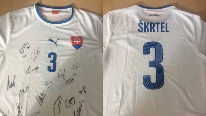 Dres slovenskej reprezentácie aj s podpismi našich reprezentantov