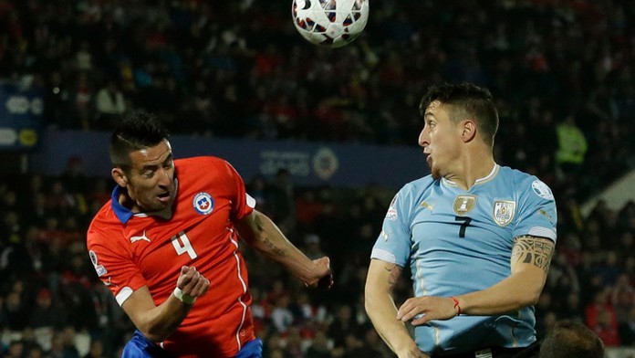 Čilský hráč Mauricio Isla (vpravo) a Cristian Rodriguez (Uruguaj) v zápase na Copa America.