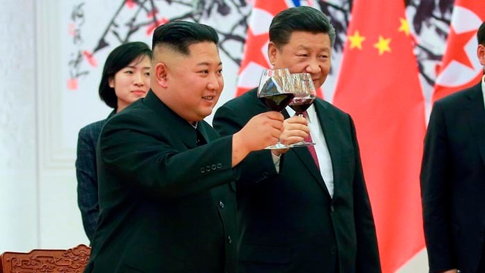 Kim a Si zhodnotili minulotýždňový historický summit Kima s americkým prezidentom Donaldom Trumpom.