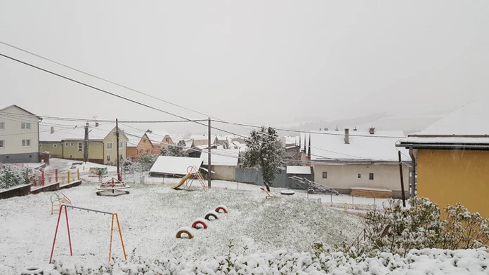 Takto nasnežilo v obci Chmeľnica.