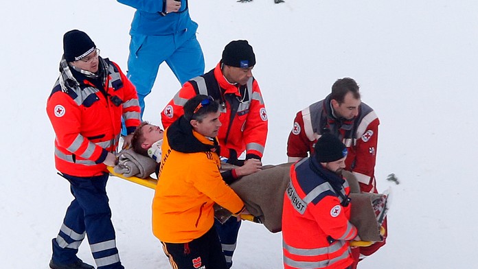 Záchranári odnášajú rakúskeho skokana na lyžiach Thomasa Morgensterna po hrozivo vyzerajúcom páde na podujatí Svetového pohára v