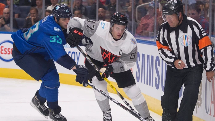 Hráč tímu Európy Slovák Zdeno Chára (vľavo) a hráč tímu Severnej Ameriky Connor McDavid v súboji o puk