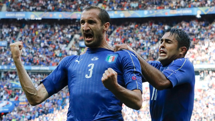 Talian Giorgio Chiellini (vľavo) sa teší so spoluhráčom Ederom po strelení úvodného gólu v osemfinále ME.