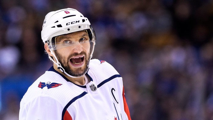 Alexander Ovečkin z Washingtonu v dueli proti Torontu.