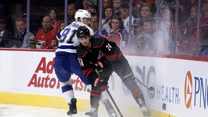 Hráč Seth Jarvis z Caroliny Hurricanes a slovenský hokejista Erik Černák z Tampy Bay Lighting.