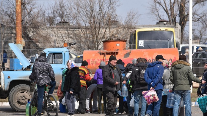 Do Mariupola mieri konvoj 45 autobusov s humanitárnou pomocou. Na spiatočnej ceste z mesta evakuuje civilistov