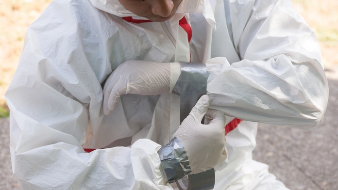 Muž v ochrannom odeve. (ilustračná snímka)