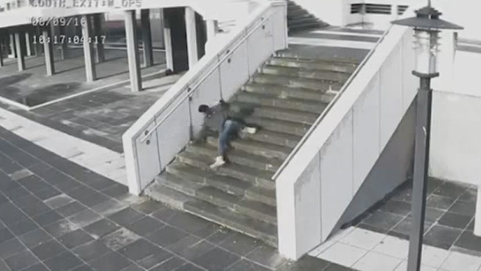 Muž sa pri písaní správy podkol a spadol zo schodov.