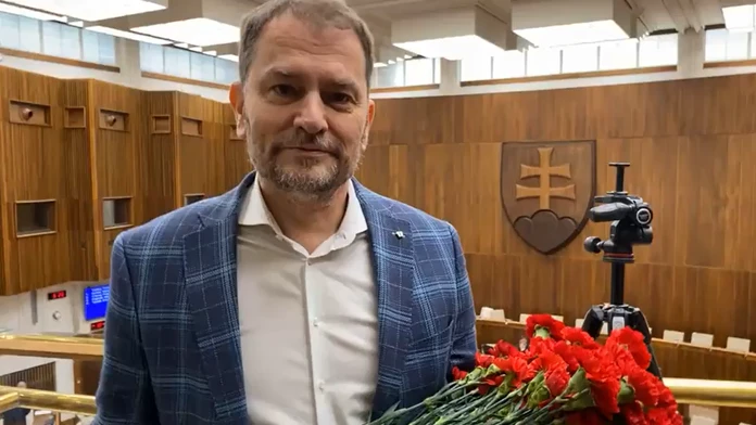 S návrhom o matkách bez daní mu nepomohli kvety ani billboardy. Matovič nepresvedčil parlament