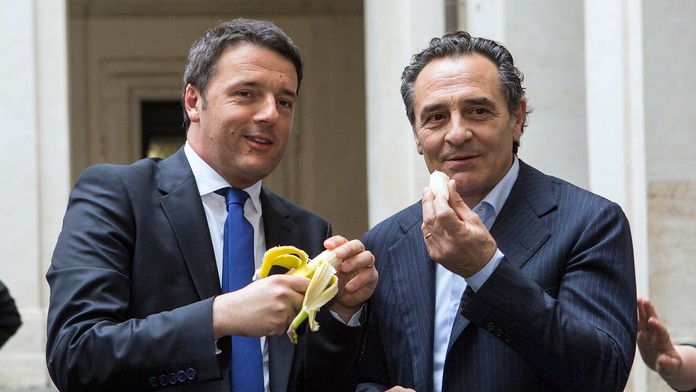 Taliansky premiér Matteo Renzi a repretréner Cesare Prandell s banánom.