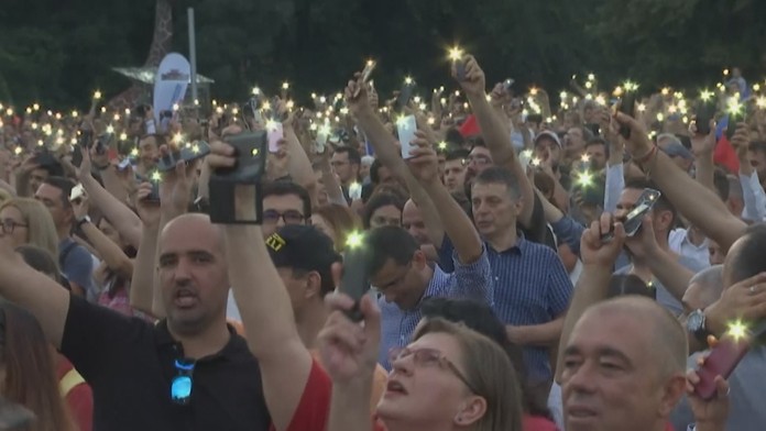 Rumuni protestujú v centre Bukurešti.