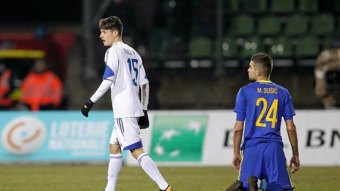 Vincent Thill (v bielom) počas duelu Luxemburska a Bosny a Hercegoviny.