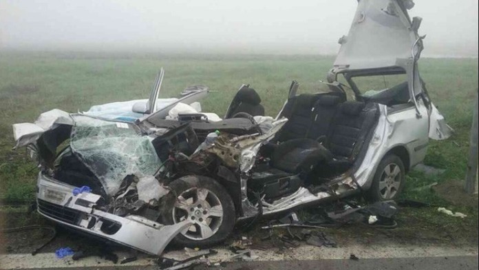 Auto po zrážke s vlakom v Rimavskej Sobote.