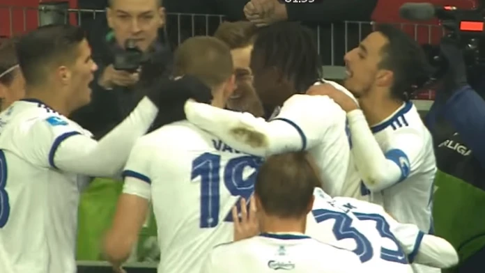 Ján Greguš sa raduje so spoluhráčmi po svojom góle.