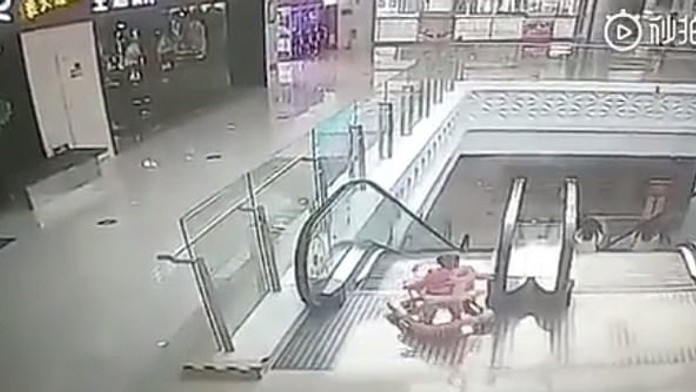 Dojča na eskalátore v čínskom nákupnom centre