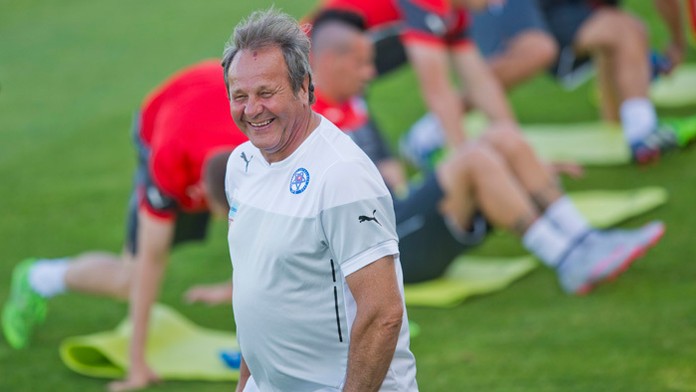 Reprezentačný tréner Ján Kozák na tréningu pred Macedónskom.