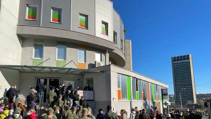 Ľudia v dlhých radoch prezradili, prečo sa nechali zaočkovať