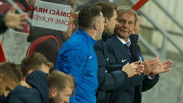 Ján Kozák tlieska svojim zverencom v kvalifikačnom zápase.